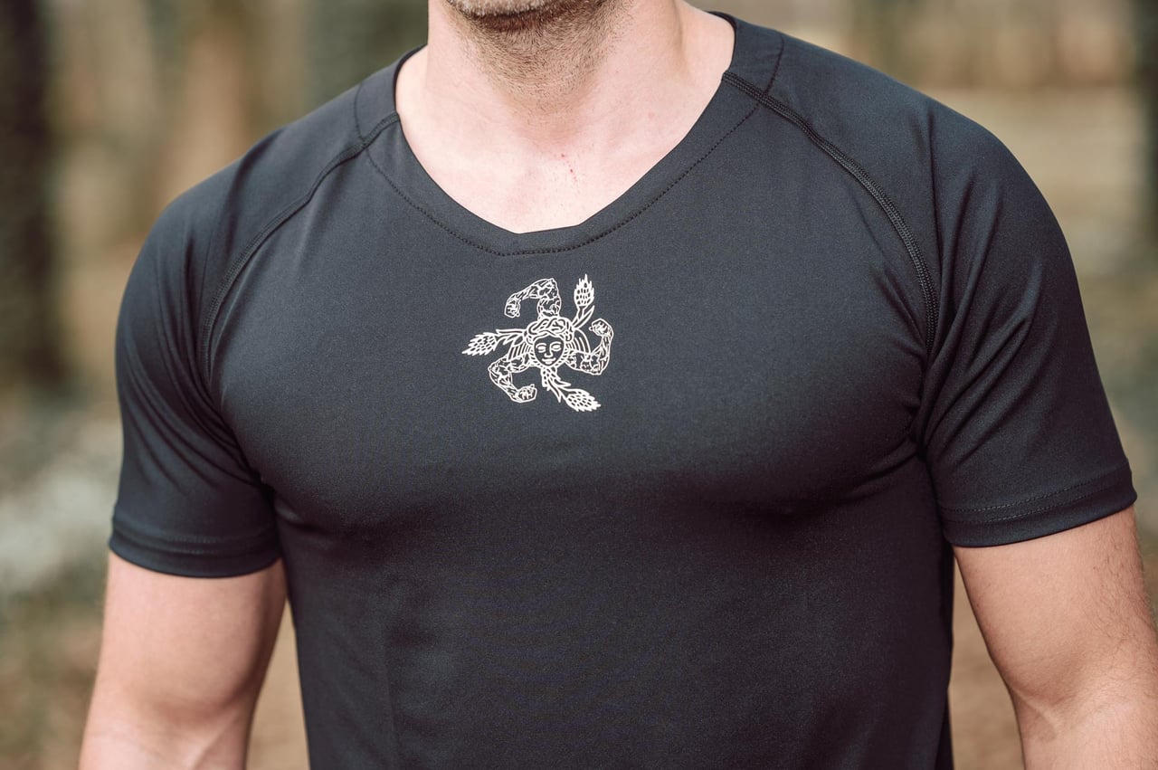 T-SHIRT V-NECK BLACK